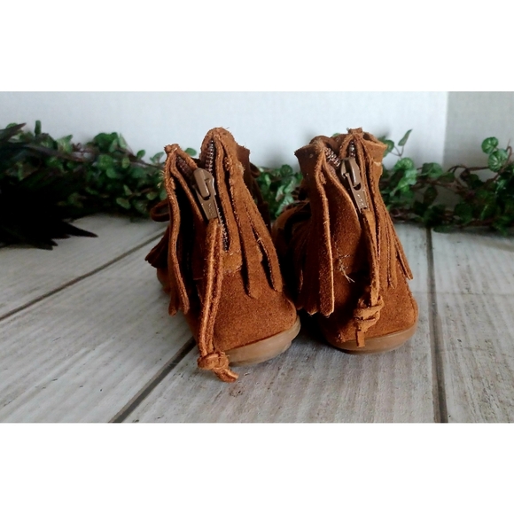 Minnetonka Women's Fringe Back Zip Sporty Rubber Sole Bootie - Picture 4 of 15